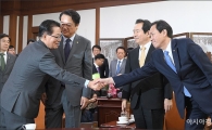 [포토]정세균 의장, 3당 원내대표 긴급 회담