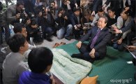 [포토]김무성 전 대표, 이정현 사퇴 단식 농성장 방문