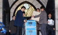 [포토]이화여대 압수품 옮기는 검찰