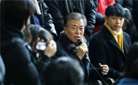 文 "개헌, 퇴진운동 혼란…헌법은 피해자"
