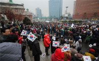 [11·26 촛불집회]"박근혜·애국시민 만세"…보수집회, 검찰·국회 향해 "반역자"