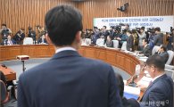 [포토]검찰총장 불참, 항의하는 윤소하 의원
