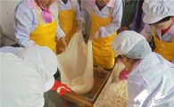 강북구 어르신들 만든 가마솥 두부 인기