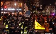[포토]경찰과 함께 행진하는 촛불 민심