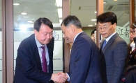 [포토]악수하는 박영수 특검-윤석열 검사 