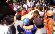 인도네시아 강진 희생자 25명…진원 얕아 피해 키워
