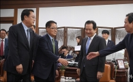 [포토]인사 나누는 여야 원내대표