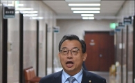 [포토]의원총회 도중 회의장 나서는 이정현 대표