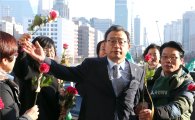 [포토] '탄핵찬성 꽃' 뿌리치는 이정현 대표