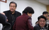 [포토]김무성, 탄핵가결이후 첫 비상시국회의 참석