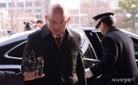 [포토]'탄핵심판' 첫 재판관 회의 참석하는 안창호 헌법재판관