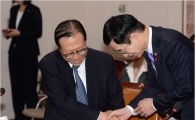 [포토]인사 나누는 이준식·김정배