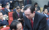 [포토]인사 나누는 이인제·서청원
