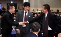[포토]악수하는 최형우와 김기태 감독