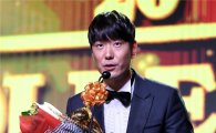 [포토]페어플레이상 수상하는 두산 김재호