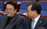 [포토]이정현과 대화중 웃는 정진석