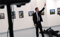 [포토]총격 받고 쓰러진 러시아 대사…"알레포 잊지 말라"