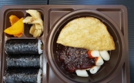 [신상 뜯어보기]떡볶이ㆍ만두ㆍ꼬마김밥이 한 번에…그 옛날 분식집 맛 그대로 왔네 