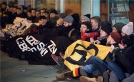 [포토]"트럭 테러 책임져"…메르켈 코앞서 시위하는 獨 우파들