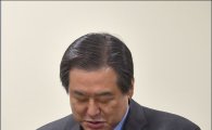 [포토]휴대폰 확인하는 김무성 전 대표