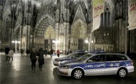 [포토]혹시라도 테러 발생할라…獨 쾰른 성당 앞 경찰차들