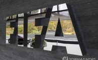 FIFA 규정 논의, '앞으로 주장만 심판에 항의 가능'…럭비 유니언 벤치마킹