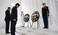 [포토] 아베 日 총리, 진주만 공습 희생자에 헌화