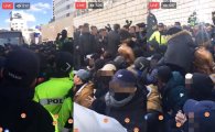부산 일본영사관 앞 소녀상 설치…철거하려는 경찰에 맞서 연좌농성