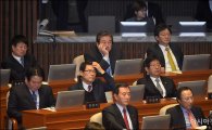 [포토]본회의 출석한 개혁보수신당 의원들