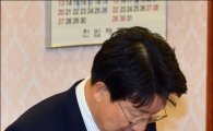 [포토]휴대폰 확인하는 권성동 위원장