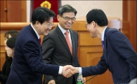 [포토]밝게 웃으며 인사 나누는 권성동·이중환