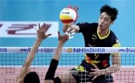 [포토]밀어넣기 시도하는 김정훈