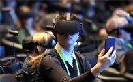 [포토]"엄청 생생하네"…VR '오큘러스 리프트' 체험하는 참가자들