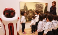 [포토]"로봇 도슨트 '모모'에게 미술작품 해설 들어요"