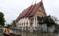[포토]겨울 홍수에 잠긴 태국 사원