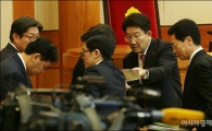 [포토]이야기 나누는 권선동 탄핵소추위원장