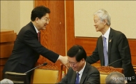[포토]인사 나누는 권선동·서석구