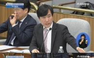 '손이 콧구멍에…' 장제원, 청문회 도중 민망한 모습 포착
