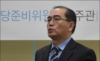 [포토]애국가 부르는 태영호 전 북한공사
