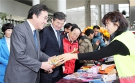 전남도,설맞이 따뜻한 나눔장터 개장~구매인파 북적