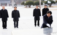 정병석 전남대 총장, 취임 후 첫 5·18민주묘지 참배