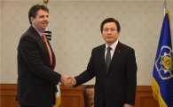 黃권한대행 "리퍼트 대사, 확고한 한미 동맹 기여" 치하