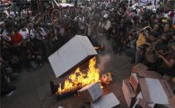 [포토]멕시코의 분노에 불타고 있는 트럼프 인형