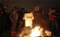 [포토]불타는 '미국을 다시 위대하게' 티셔츠