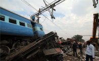 [포토]인도서 열차 탈선…아수라장된 사고 현장