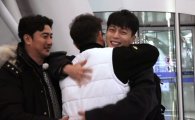 윤두준, 김용만과 ‘눈물섞인 조우’…7년 만에 ‘뜨거운 포옹’