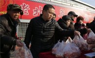 [포토]춘제 맞는 중국…"고기는 미리미리 준비해야"