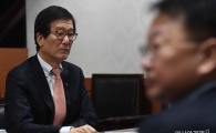 [포토]유일호 부총리 바라보는 이동걸 KDB산업은행장 