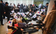 [포토]태극기 흔들며 바닥에 누워버린 보수단체
