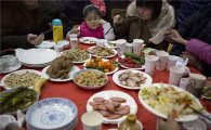 [포토]춘제 즐기는 중국인들…"너무 배불러요"